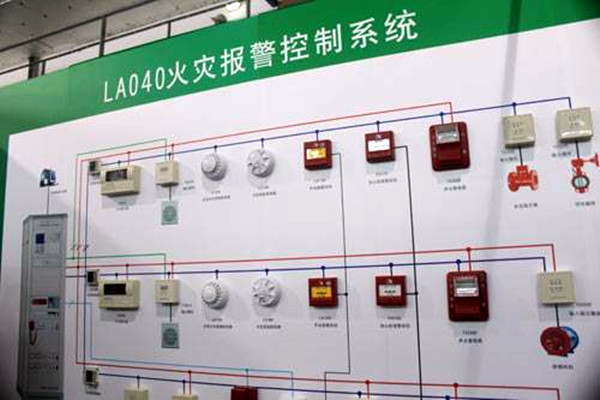 出现火警时，楼宇控制系统如何快速做出反应？